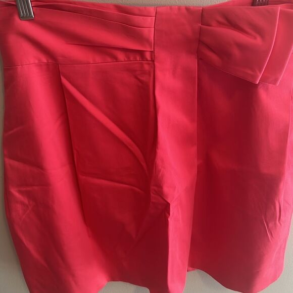 BCBGMaxAzria Hot Pink Mini Skirt with Bow. Size 10 - Picture 2 of 6